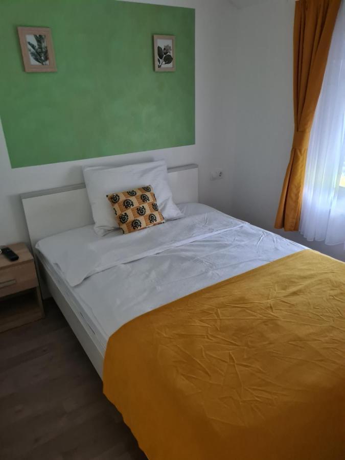 Restoran I Sobe Savic Bed & Breakfast Krnjak Exterior photo
