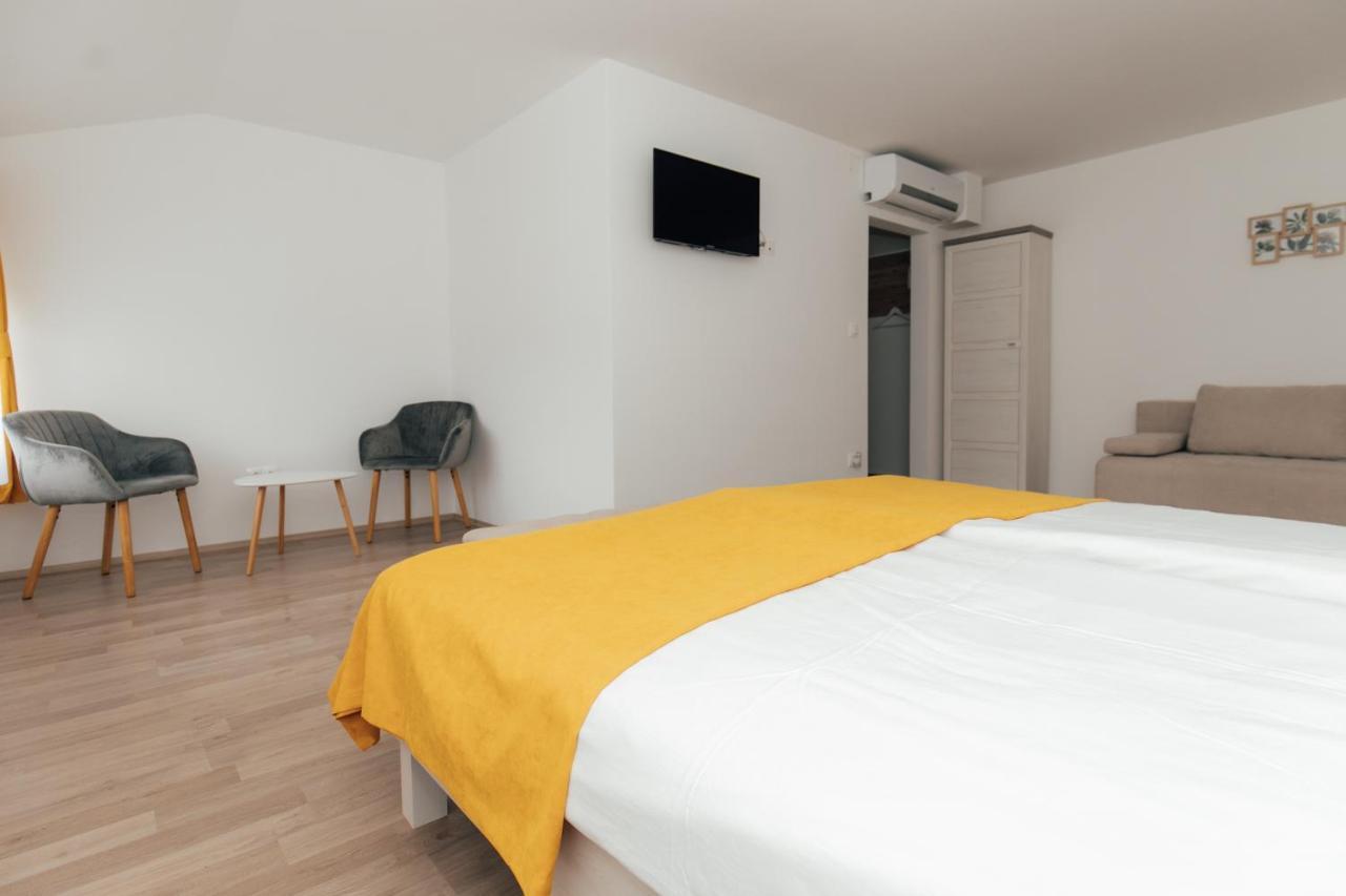 Restoran I Sobe Savic Bed & Breakfast Krnjak Exterior photo